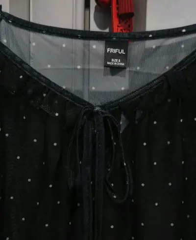 Vestido negro con lunares y volantes - miniatura 3
