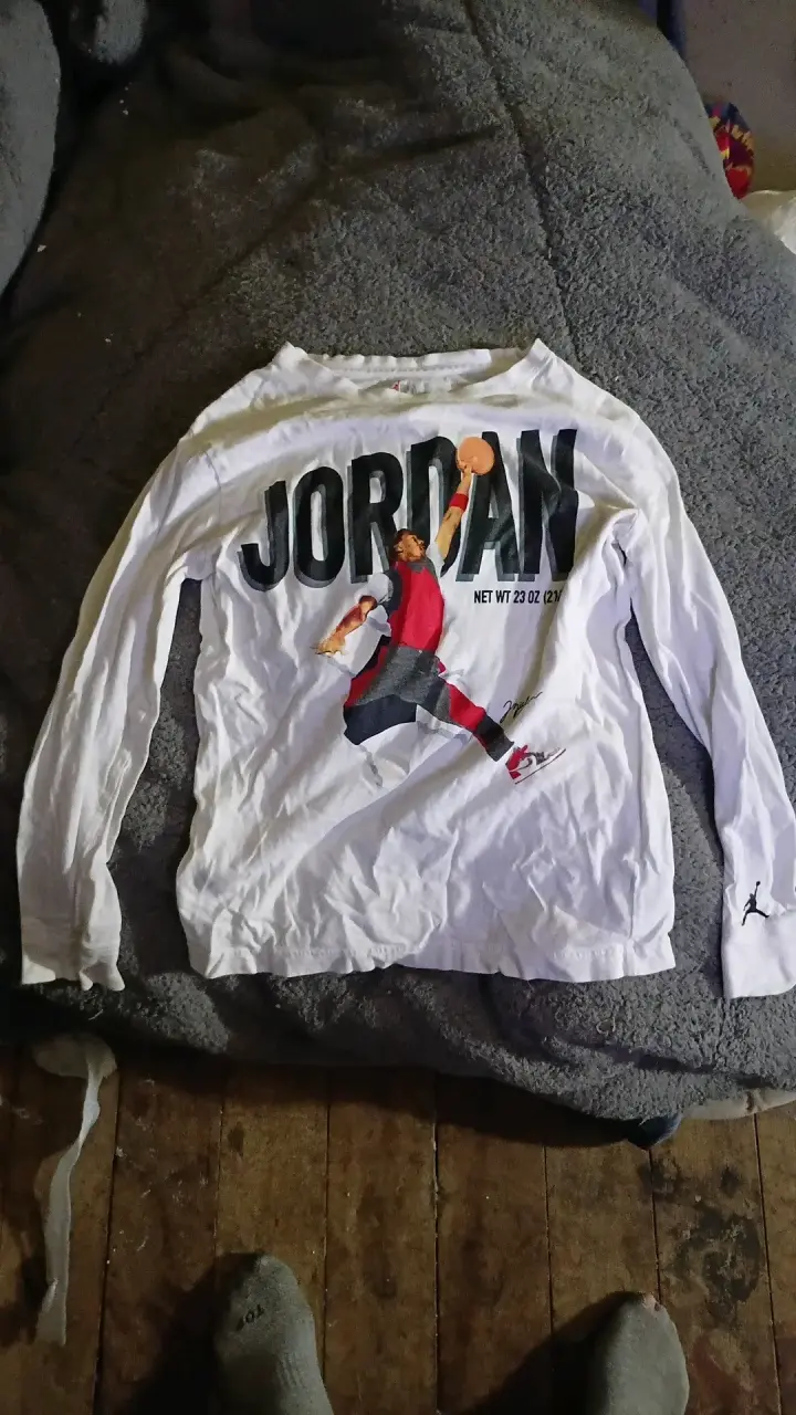 Polera Jordan blanca con diseño de baloncesto