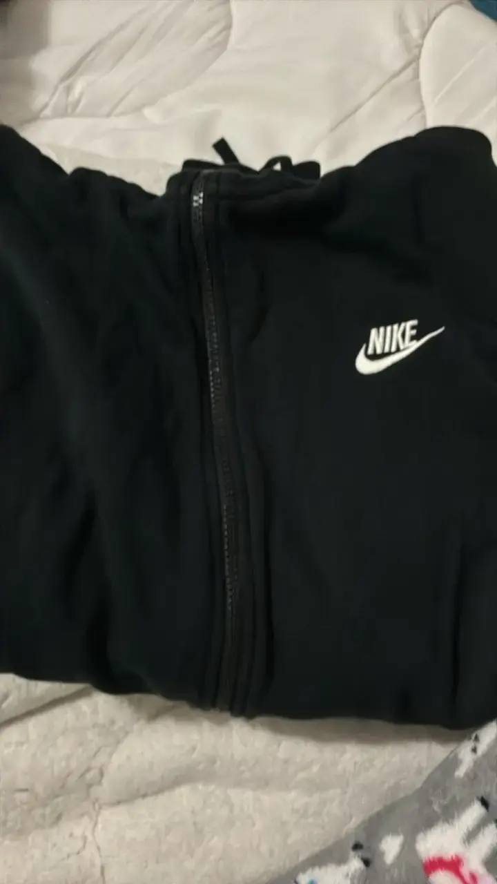 Polerón negro con capucha Nike - 1