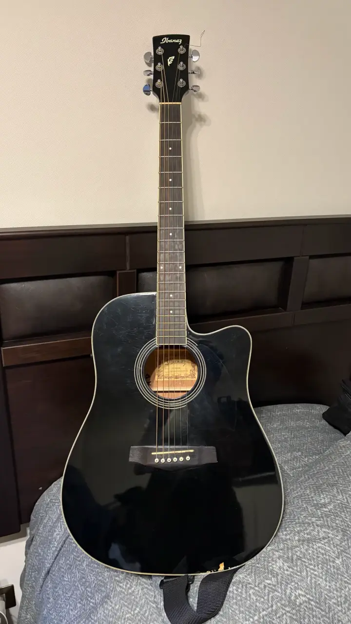 Guitarra acústica Ibanez negra con funda - 1