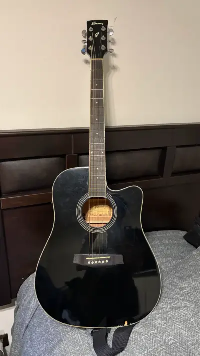 Guitarra acústica Ibanez negra con funda - miniatura 1