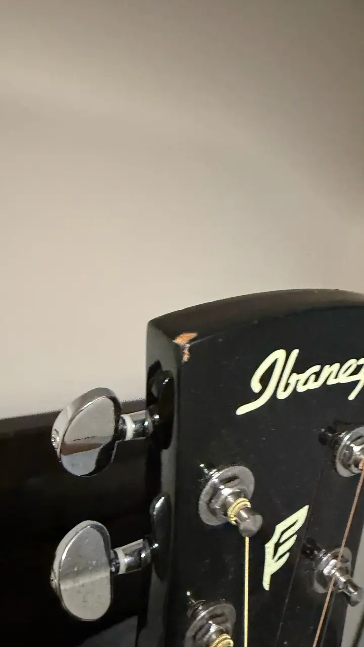 Guitarra acústica Ibanez negra con funda - 3