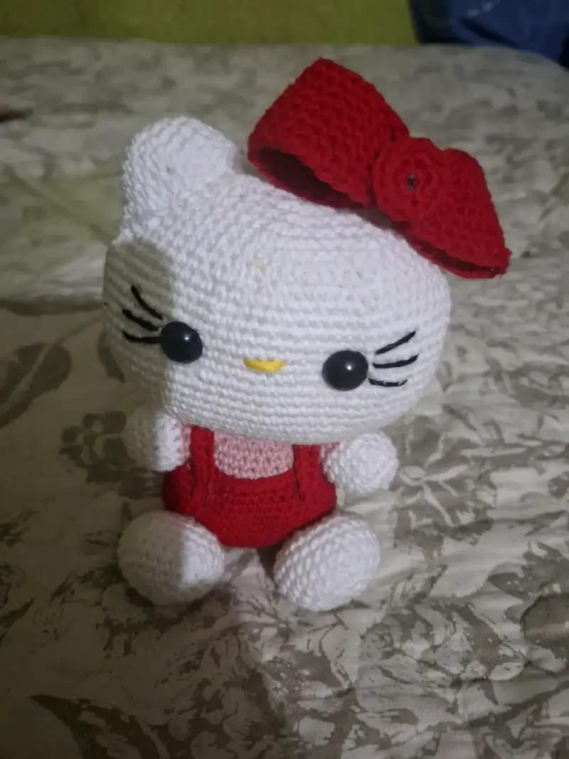 Muñeco amigurumi de gatito con lazo rojo - 1