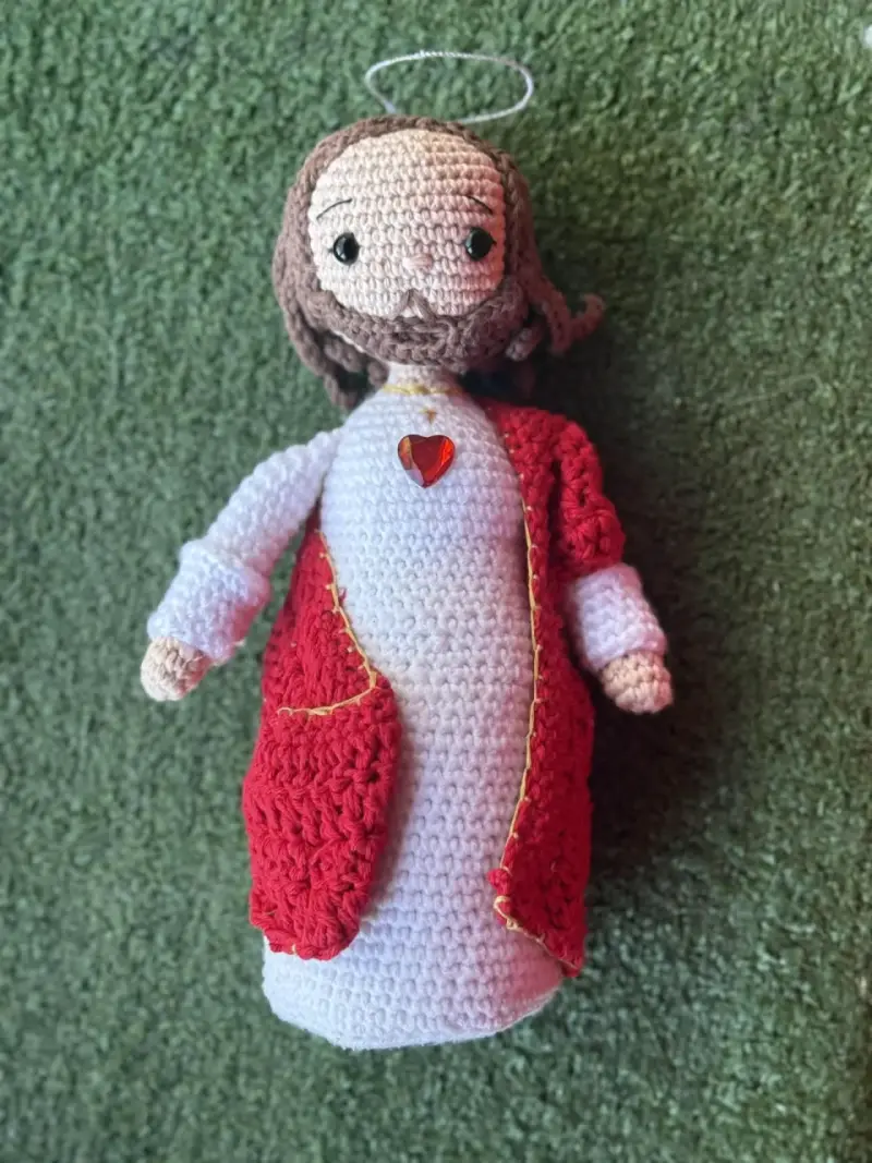 Muñeco amigurumi de gatito con lazo rojo - 3