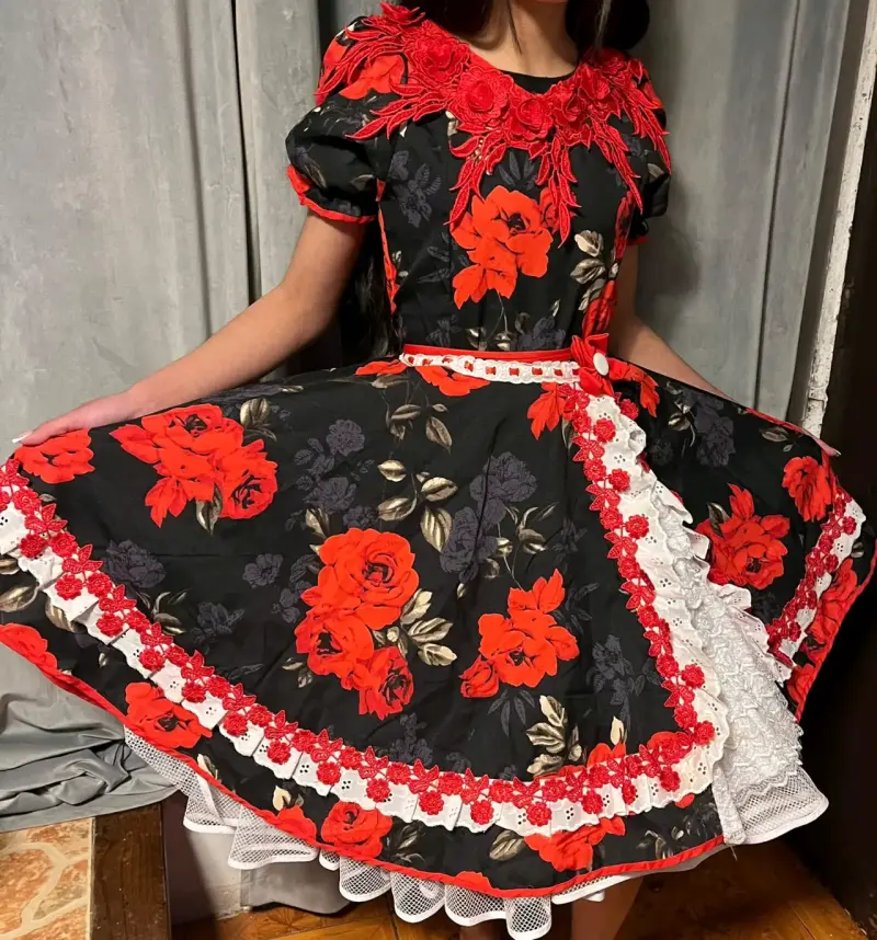 Vestido folclórico negro con flores rojas - 1