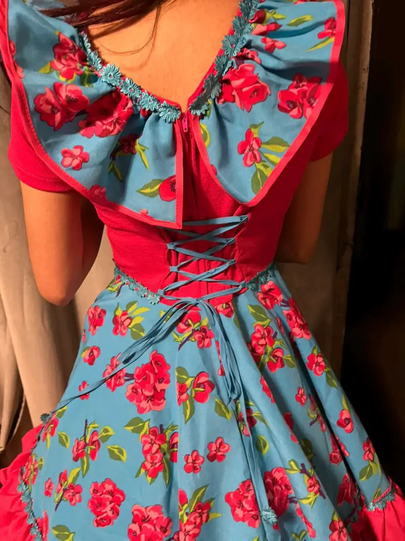 Vestido folclórico rojo con flores y enagua - 1