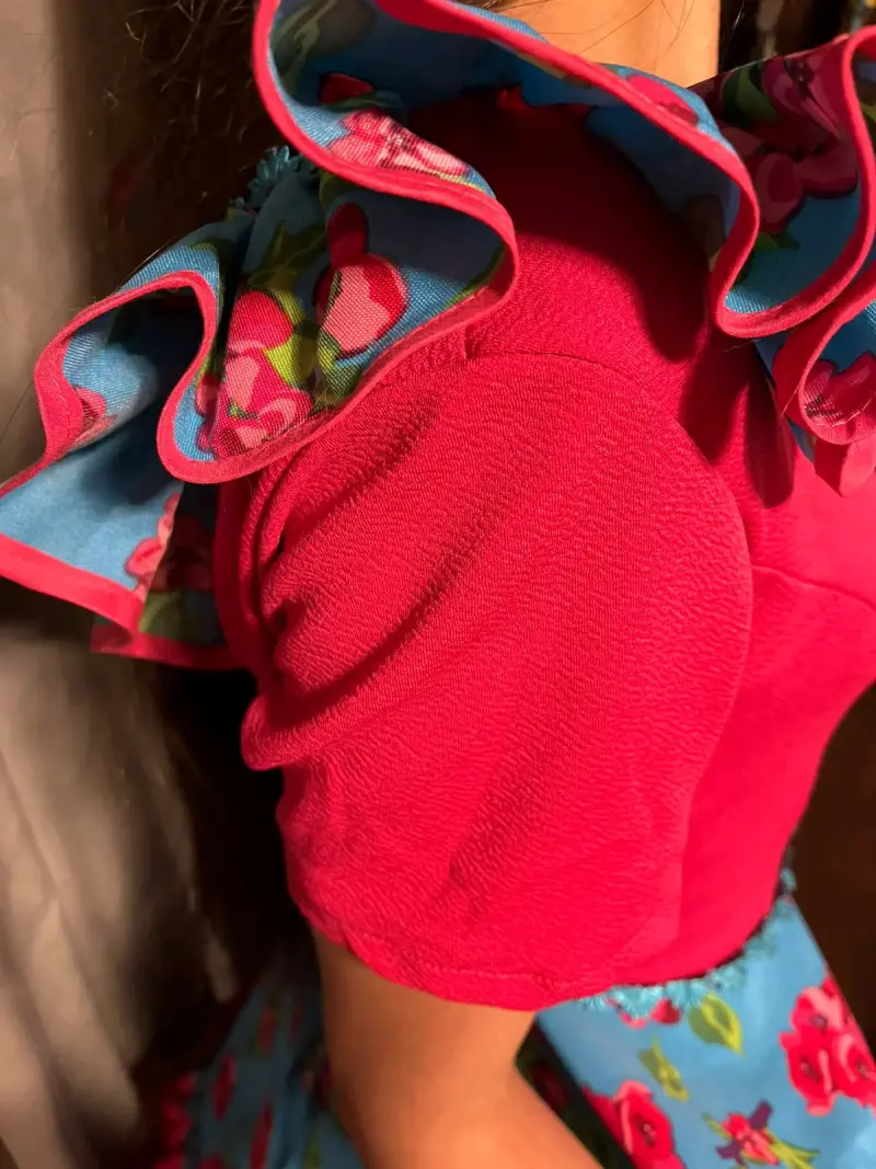 Vestido folclórico rojo con flores y enagua - 2