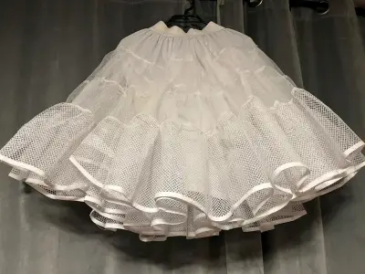 Vestido folclórico rojo con flores y enagua - miniatura 3