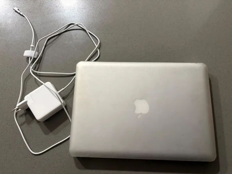 MacBook Apple con cargador en buen estado - 1