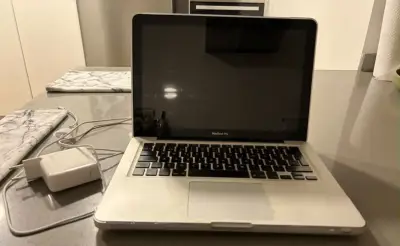 MacBook Apple con cargador en buen estado - miniatura 2