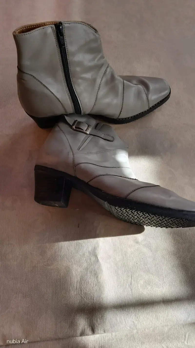 Botines de cuero gris con cierre lateral - 1