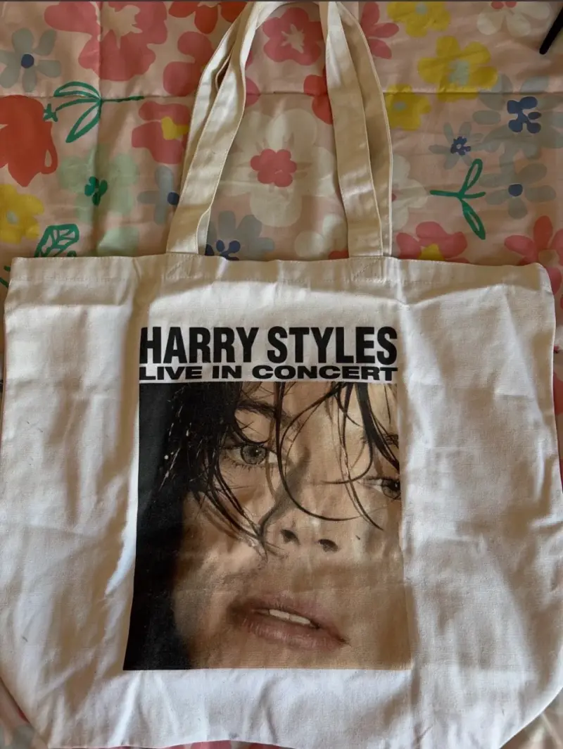 Bolso tote Harry Styles en concierto