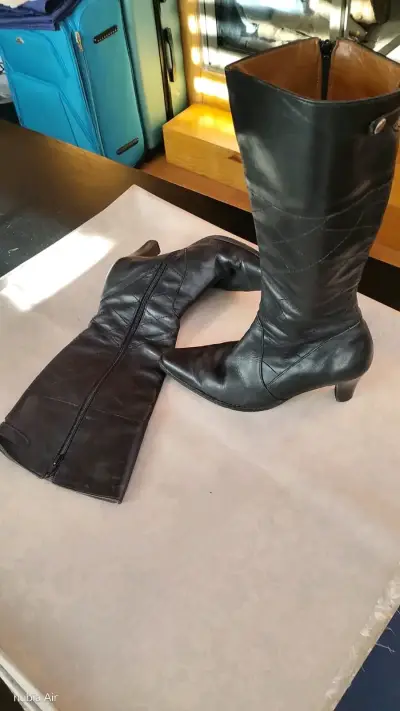 Botas de cuero negras con tacón - miniatura 1