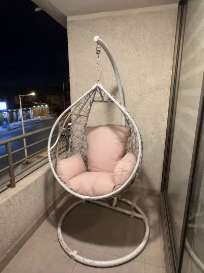 Silla colgante tipo huevo con cojines rosados - miniatura 3