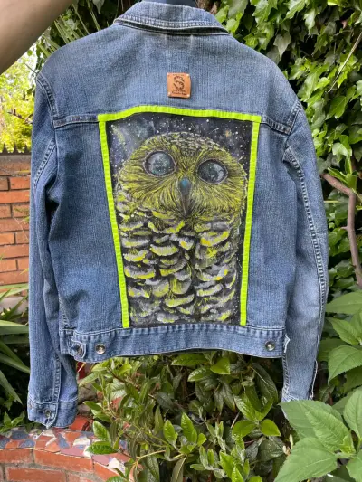 Chaqueta de mezclilla con diseño de búho pintado a mano - miniatura 1
