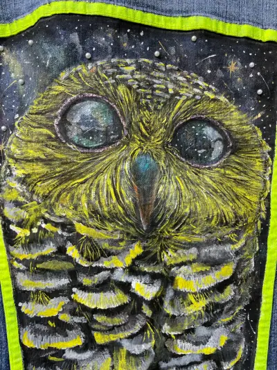 Chaqueta de mezclilla con diseño de búho pintado a mano - miniatura 2