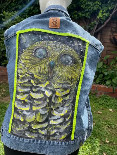 Chaqueta de mezclilla con diseño de búho pintado a mano - miniatura 4