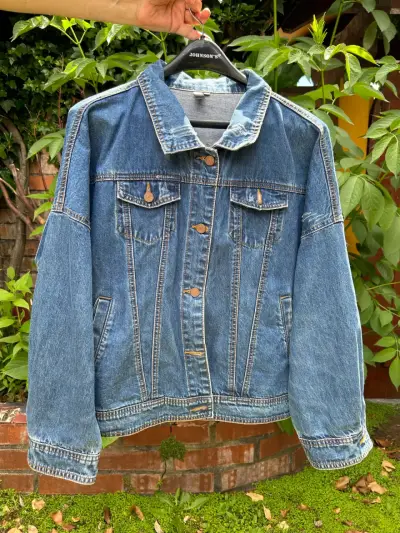 Chaqueta de mezclilla con diseño de pantera - miniatura 2