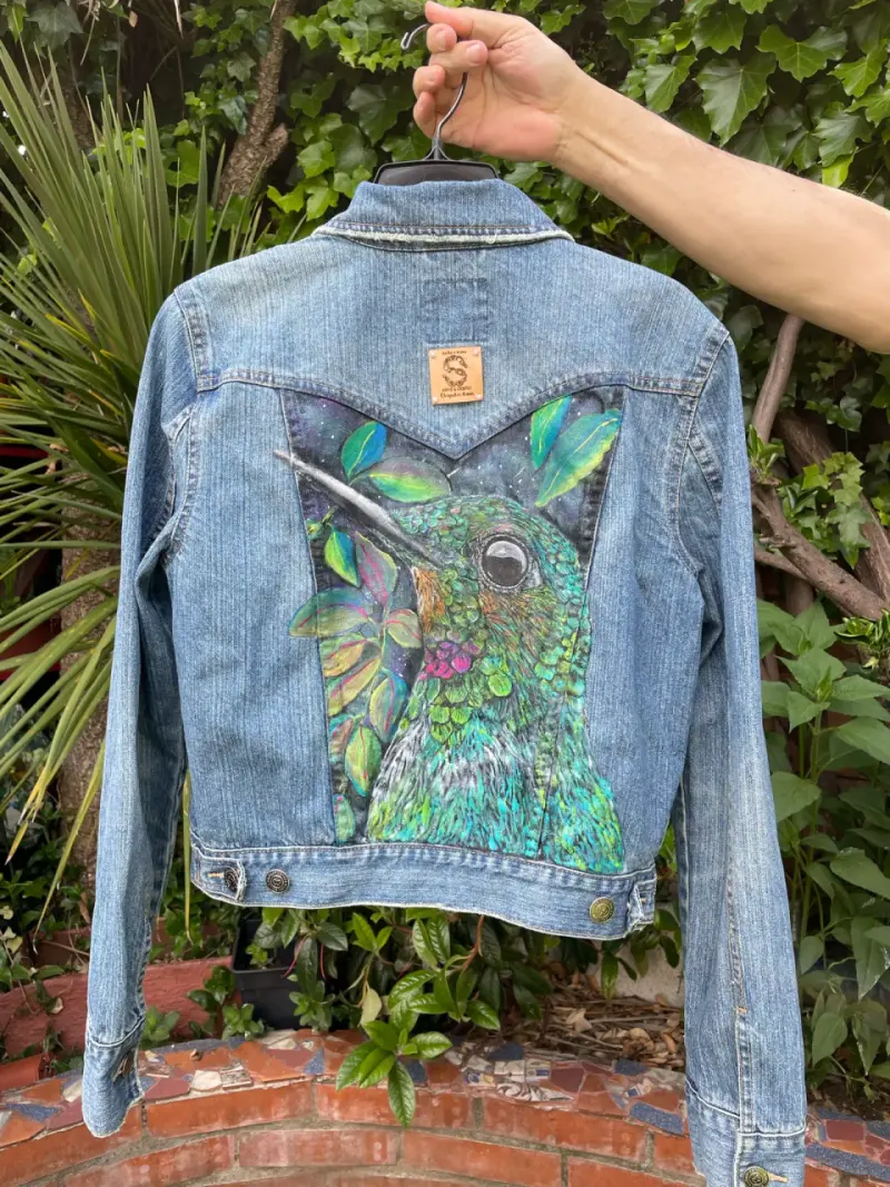 Chaqueta de mezclilla con diseño de colibrí pintado a mano - 1