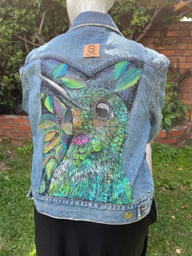 Chaqueta de mezclilla con diseño de colibrí pintado a mano - 3