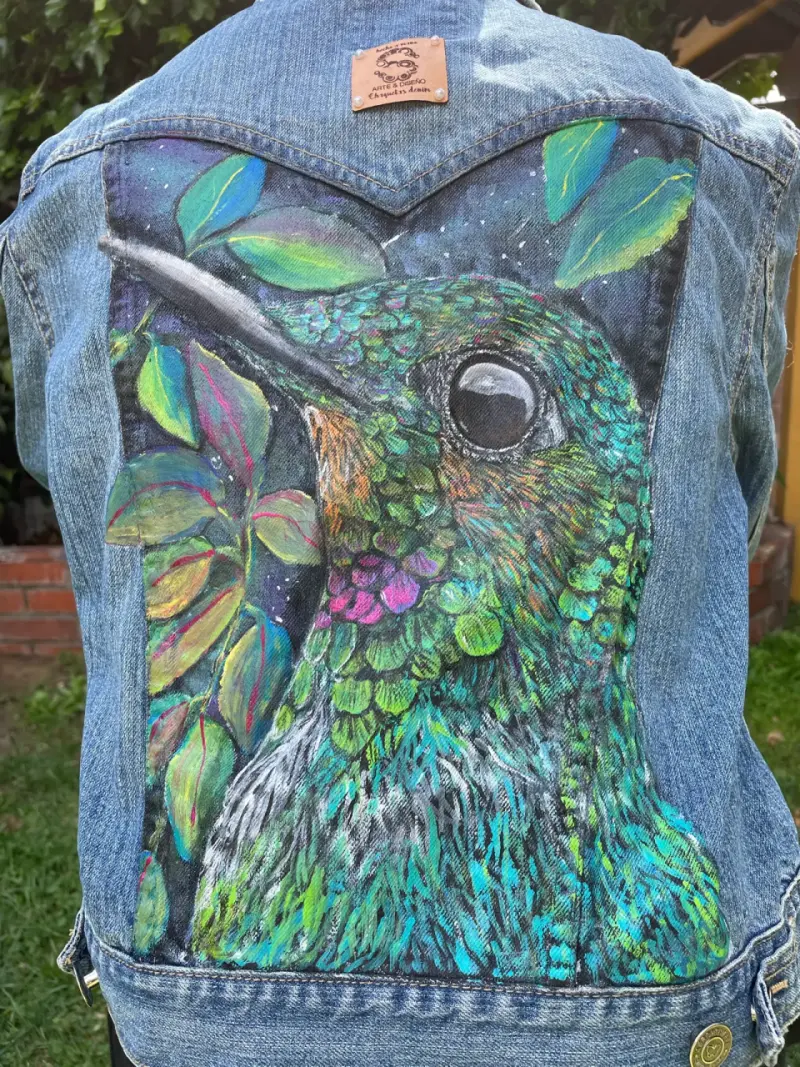 Chaqueta de mezclilla con diseño de colibrí pintado a mano - 4