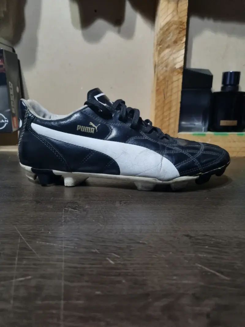 Zapatillas de fútbol Puma negras y blancas - 2