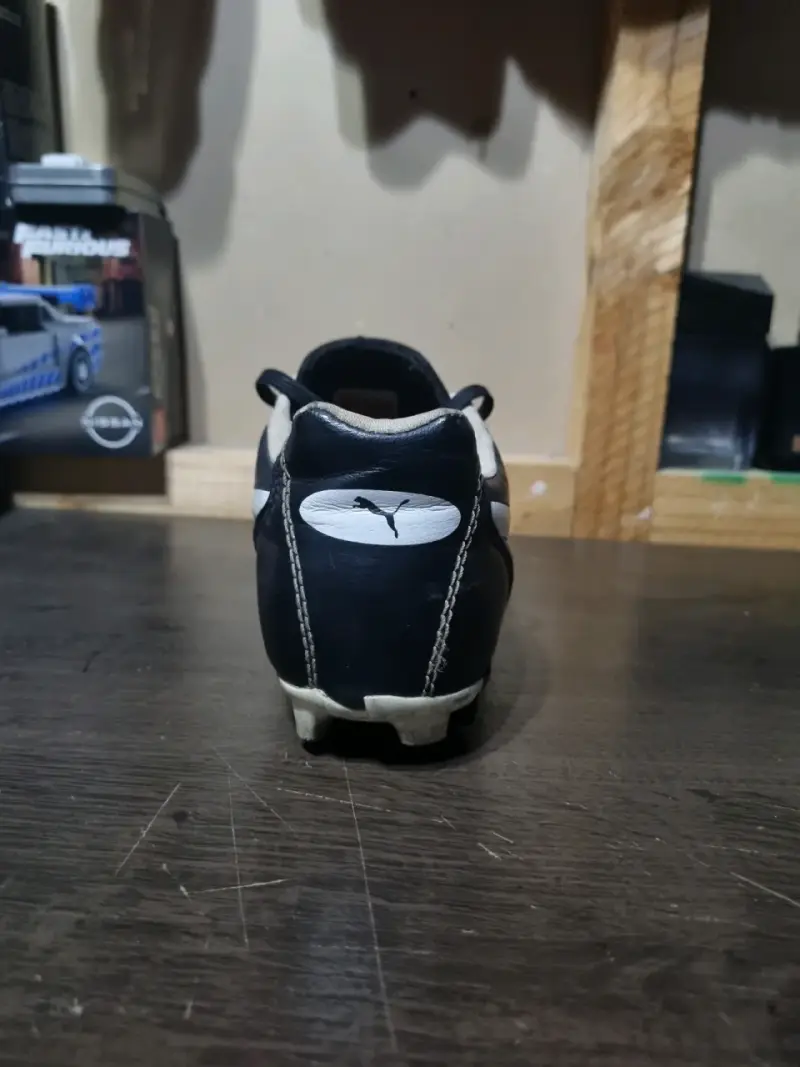Zapatillas de fútbol Puma negras y blancas - 3