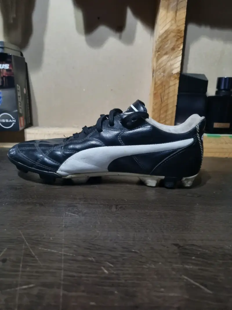 Zapatillas de fútbol Puma negras y blancas - 4