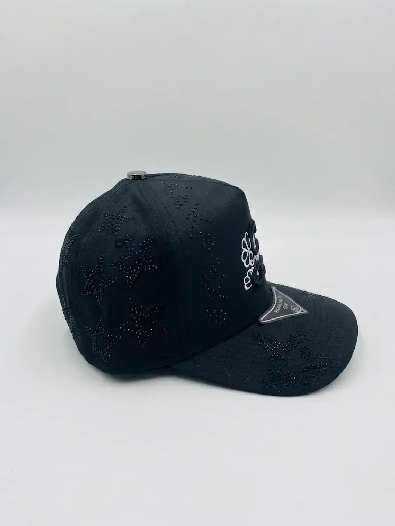 Gorra negra con diseño floral bordado - 2