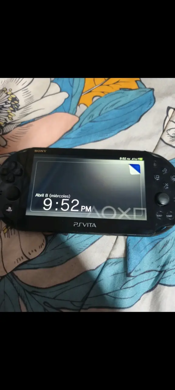 Consola portátil Sony PS Vita en buen estado - 2