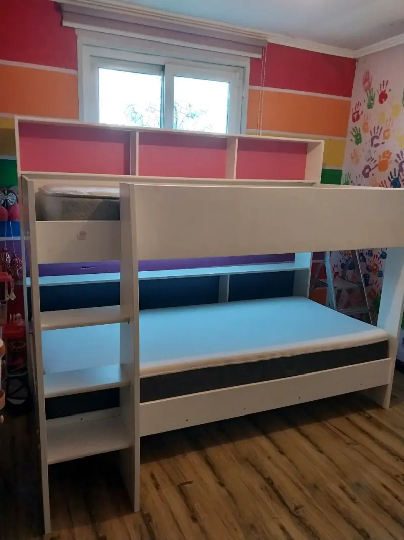 Camarote infantil con estantería integrada - 4