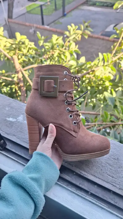Botines de tacón alto marrones con hebilla - miniatura 1