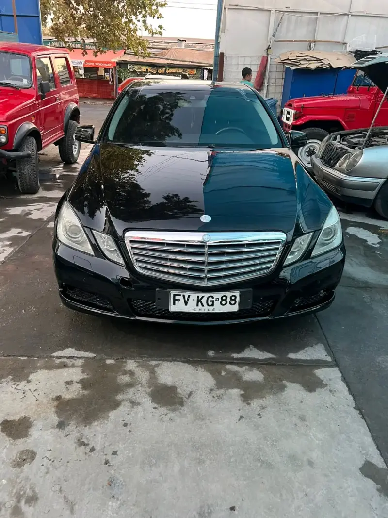 Auto sedán negro en buen estado - 2