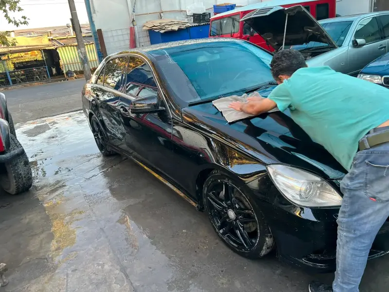 Auto sedán negro en buen estado - 3