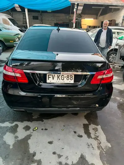 Auto sedán negro en buen estado - miniatura 4