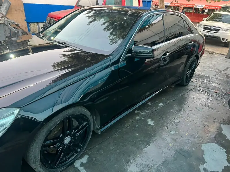 Auto sedán negro en buen estado - 5