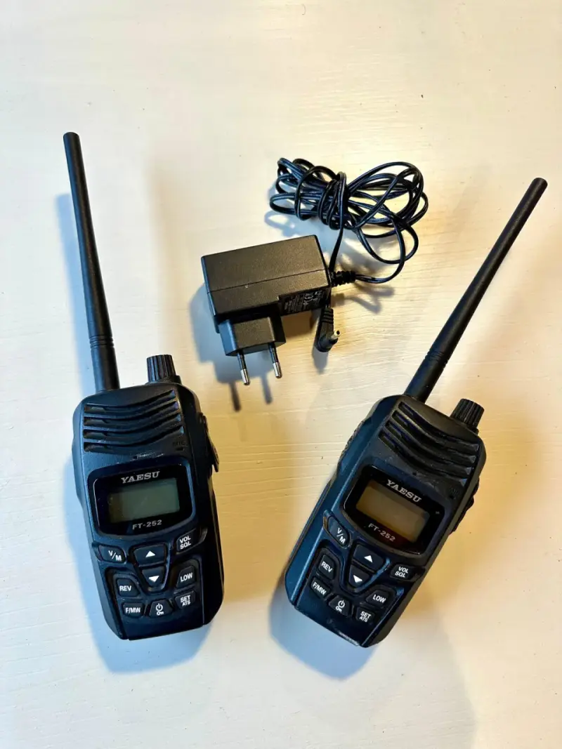 Par de Radios portátiles Yaesu FT-252 con cargador