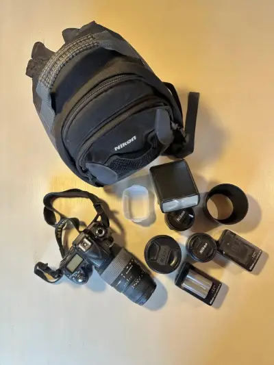 Cámara Nikon D90 con lente y accesorios - miniatura 1