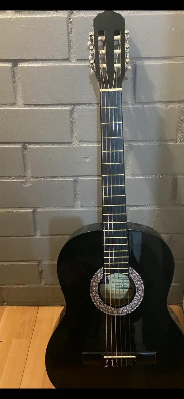 Guitarra clásica negra en buen estado