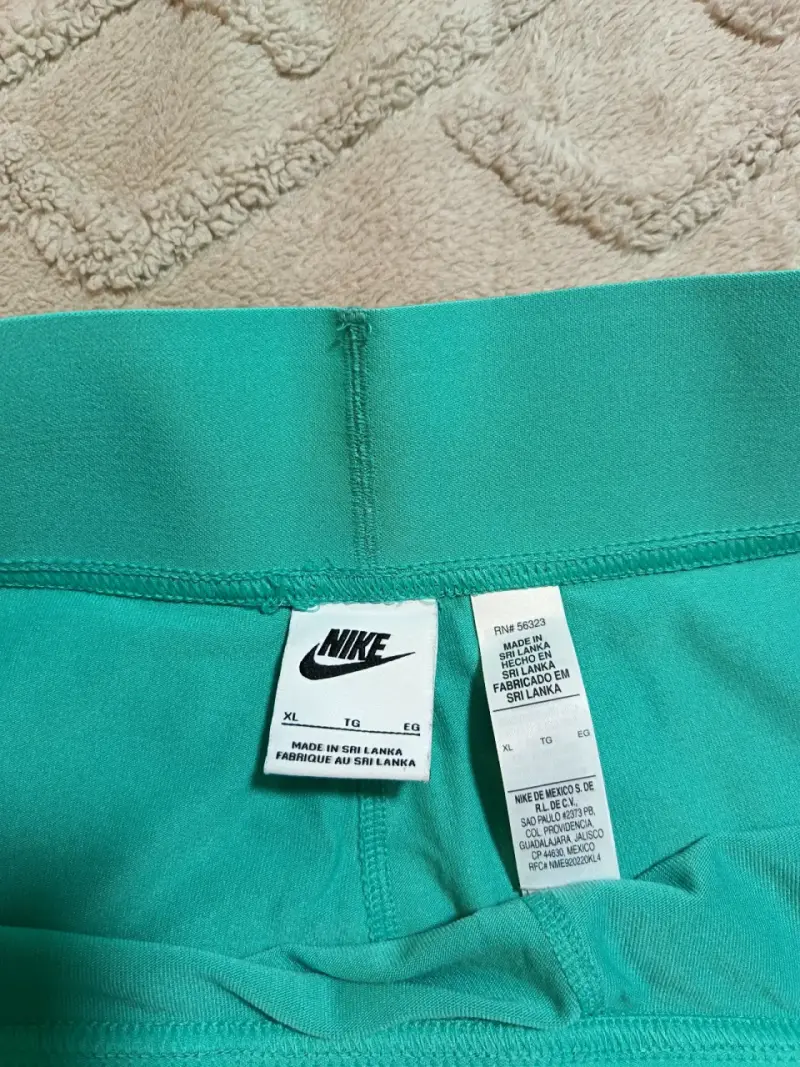 Shorts deportivos Nike negros con logo azul - 3