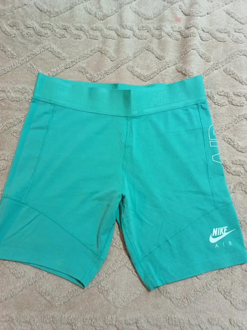 Shorts deportivos Nike negros con logo azul - 6
