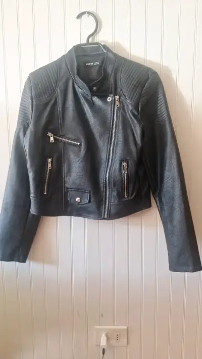 Chaqueta de cuero sintético negra Shein - miniatura 1