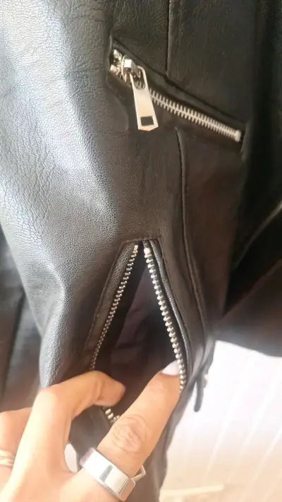 Chaqueta de cuero sintético negra Shein - miniatura 4
