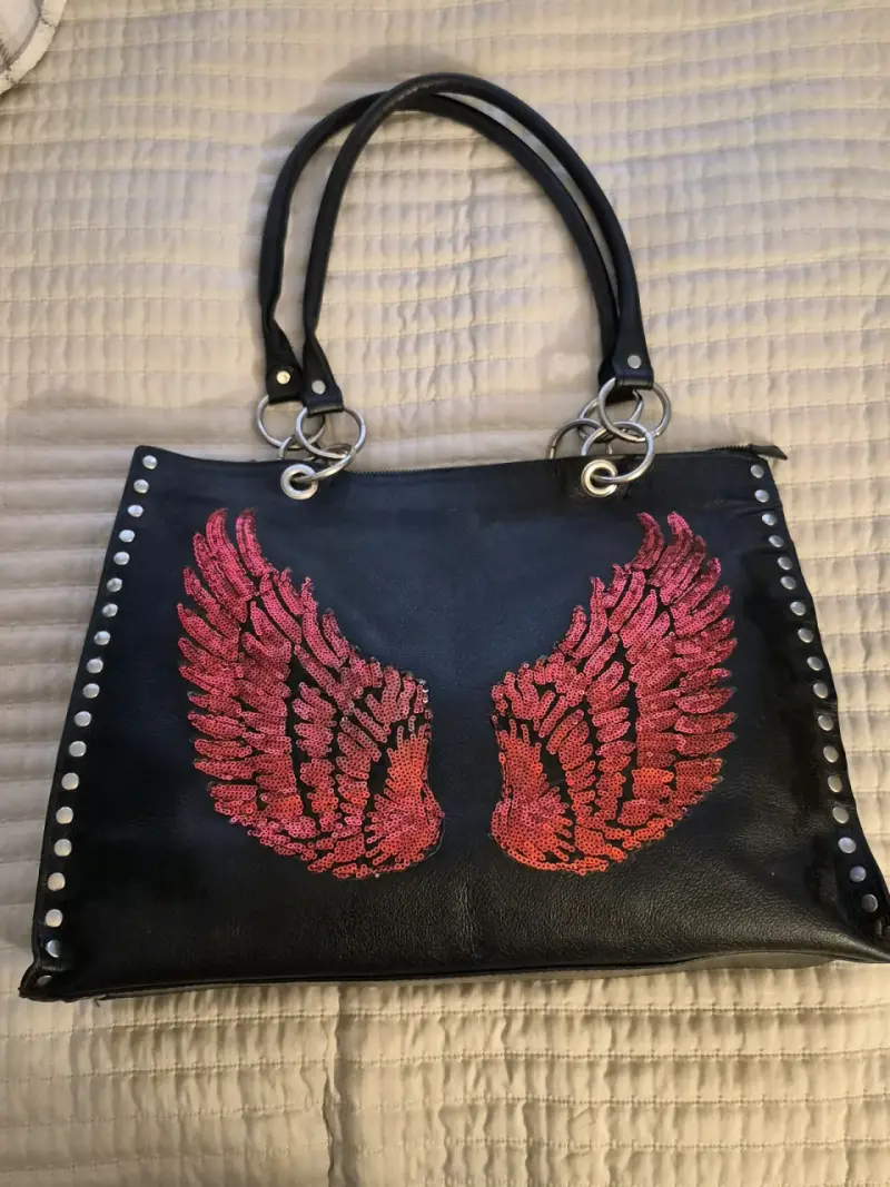 Bolso de cuero negro con alas rojas bordadas - 3