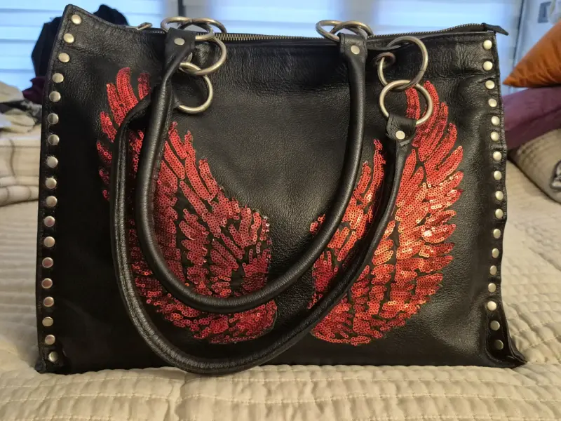 Bolso de cuero negro con alas rojas bordadas - 4