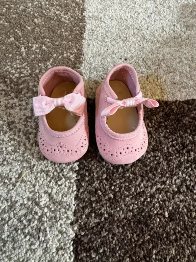 Zapatos de bebé rosados con lazo - miniatura 1
