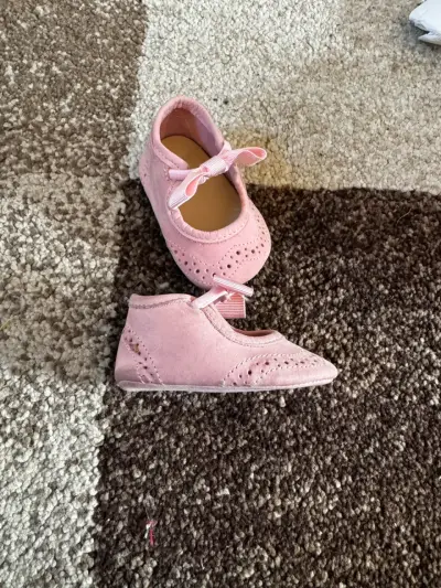 Zapatos de bebé rosados con lazo - miniatura 2