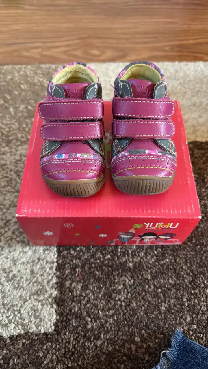 Zapatos de bebé color rosa con velcro - 1