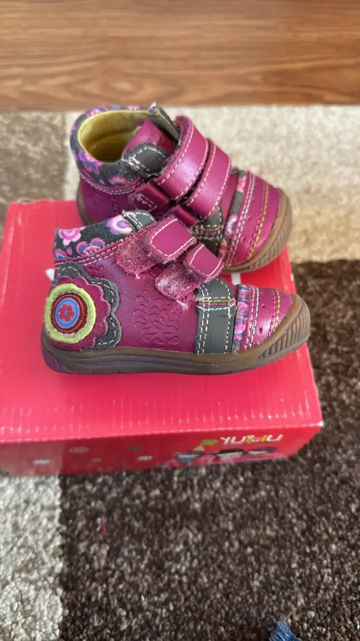 Zapatos de bebé color rosa con velcro - 2