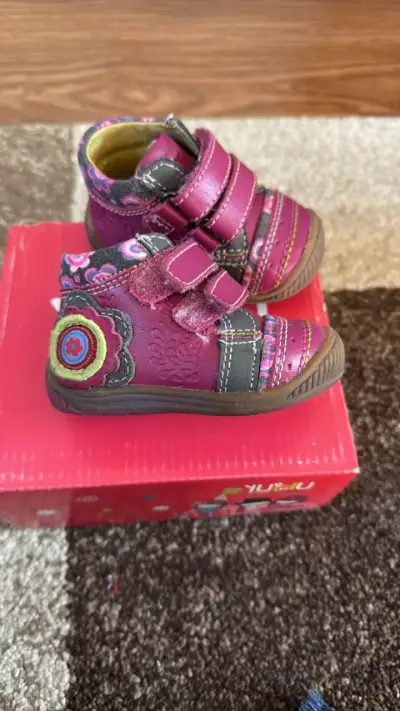 Zapatos de bebé color rosa con velcro - miniatura 2